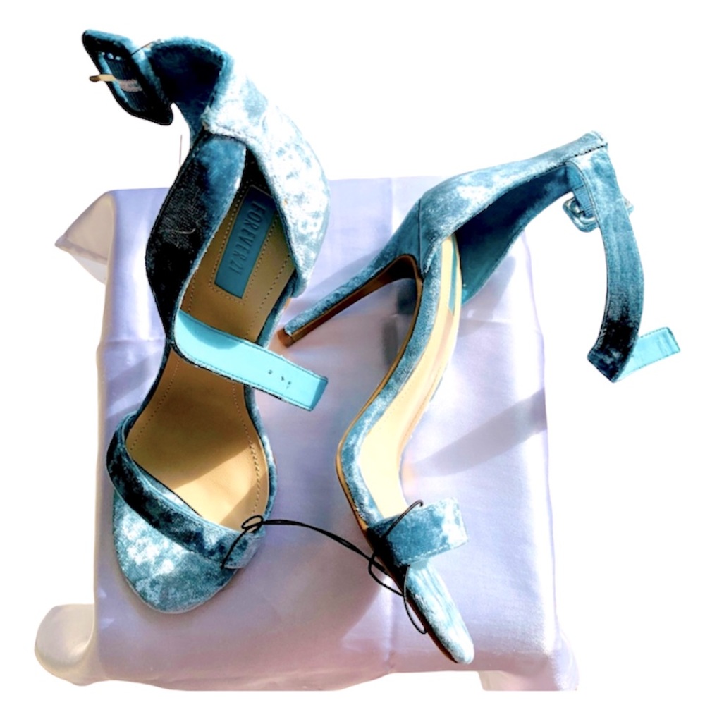 🎄4x$50 NWT Forever XXI velvet sandals. Aquamarine